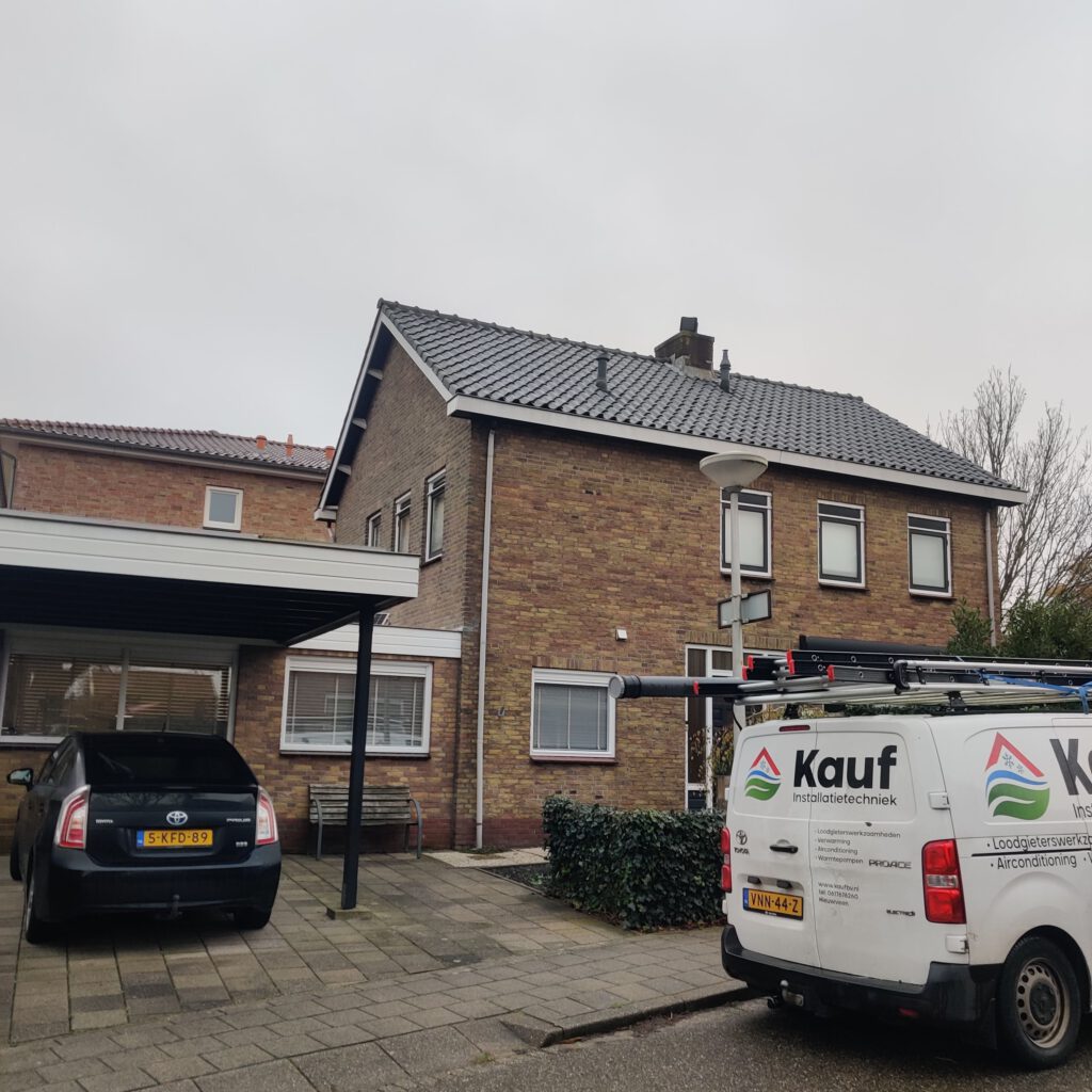 Plaatsing hybride warmtepomp in Nieuwveen.